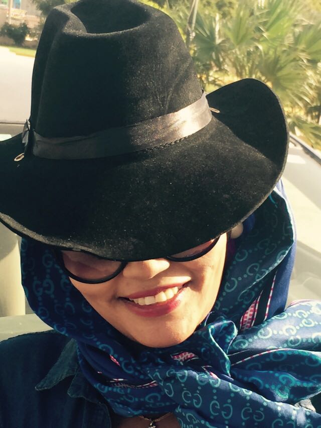 فاطمة الصادق تقلد رئيس الهلال وترتدي (الكسكتة)