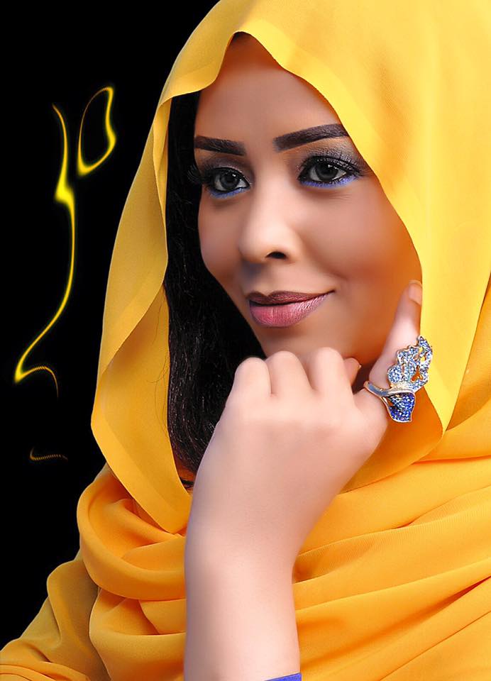 بالصورة.. تعرف علي مذيعة النيل الأزرق الجديدة والتي سحبت البساط من كبار النجوم 1 مني الطيب