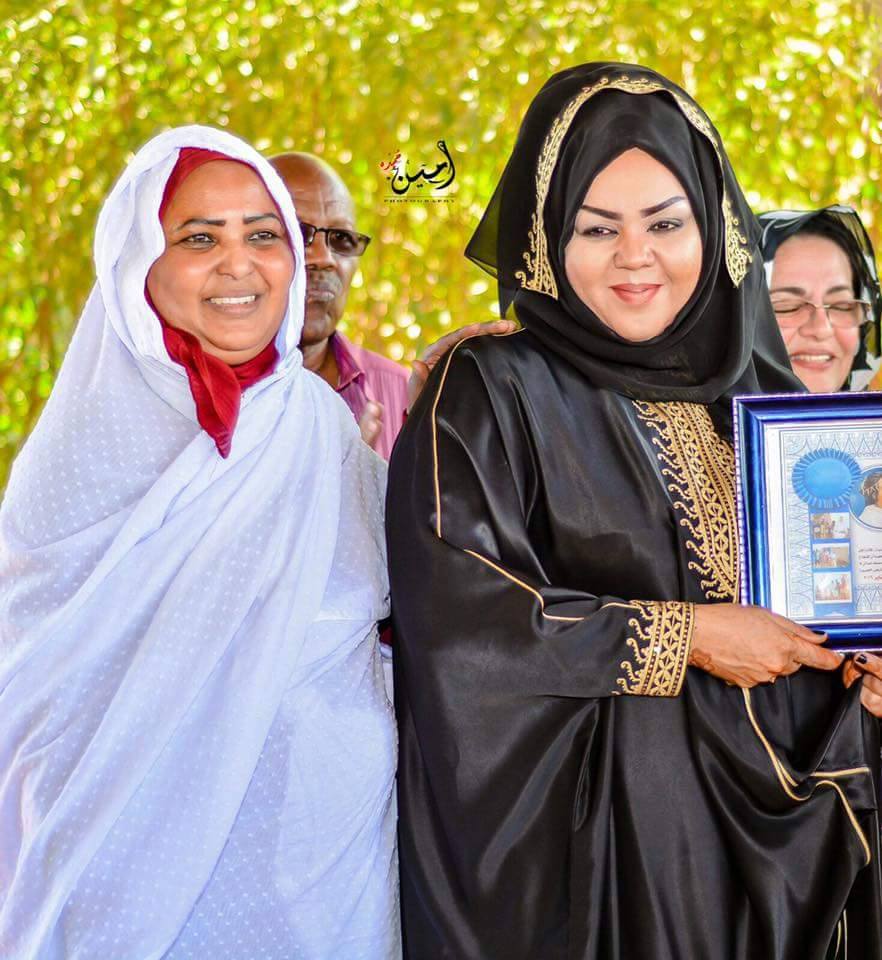 بالصور..المطربة ندى القلعة تلاعب الأطفال ذوي الاحتياجات الخاصة ومنظمة خيرية تختارها سفيرة للتطوع 8 nada takreem2