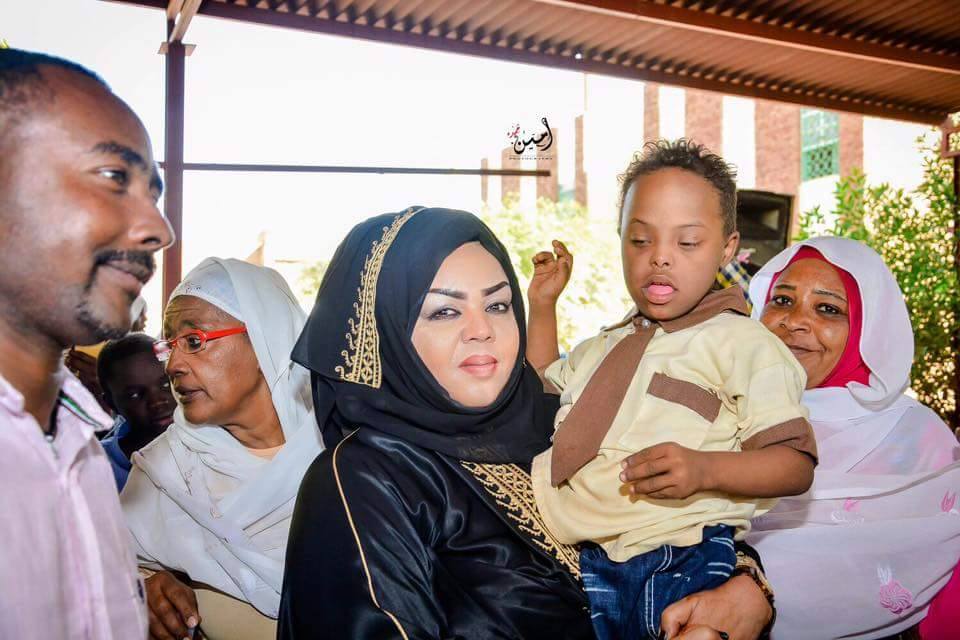 بالصور..المطربة ندى القلعة تلاعب الأطفال ذوي الاحتياجات الخاصة ومنظمة خيرية تختارها سفيرة للتطوع 1 nada1234