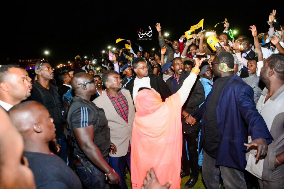 الفنانة ندي القلعة تصل الساحة الخضراء وسط حراسة أمنية مشددة.. و 10 بودي قارد في حمايتها