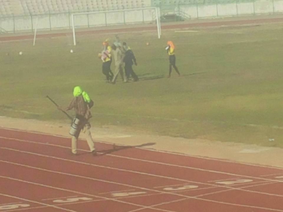 "النحل" يقتحم ملعب كادوقلي يهاجم اللاعبين ويتسبب في تأجيل مباراة الهلالين