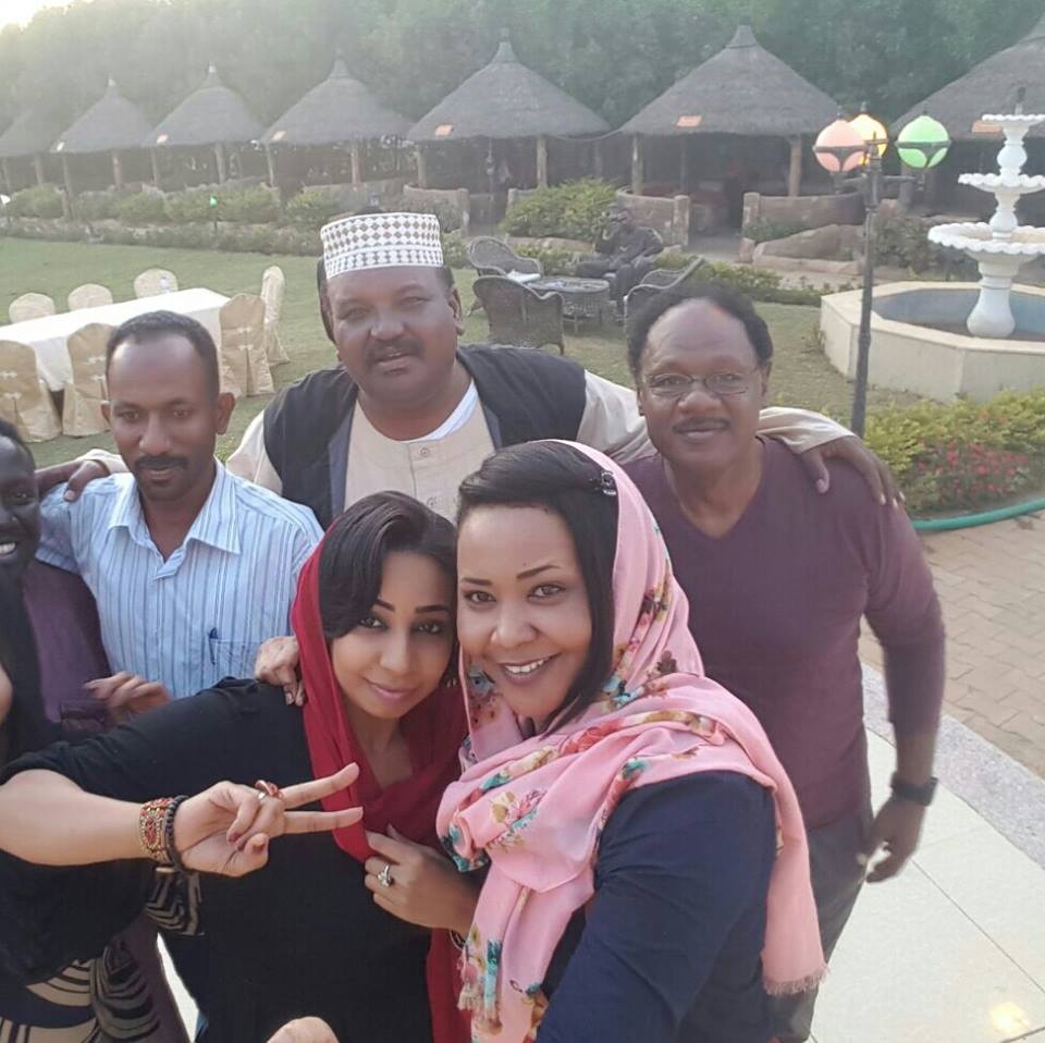 بالصور.. وعقب زيارتها لعروس الرمال.. المطربة نسرين هندي تشكر الوالي أحمد هارون وتقول: الأبيض عالم جميل 1 nesreen