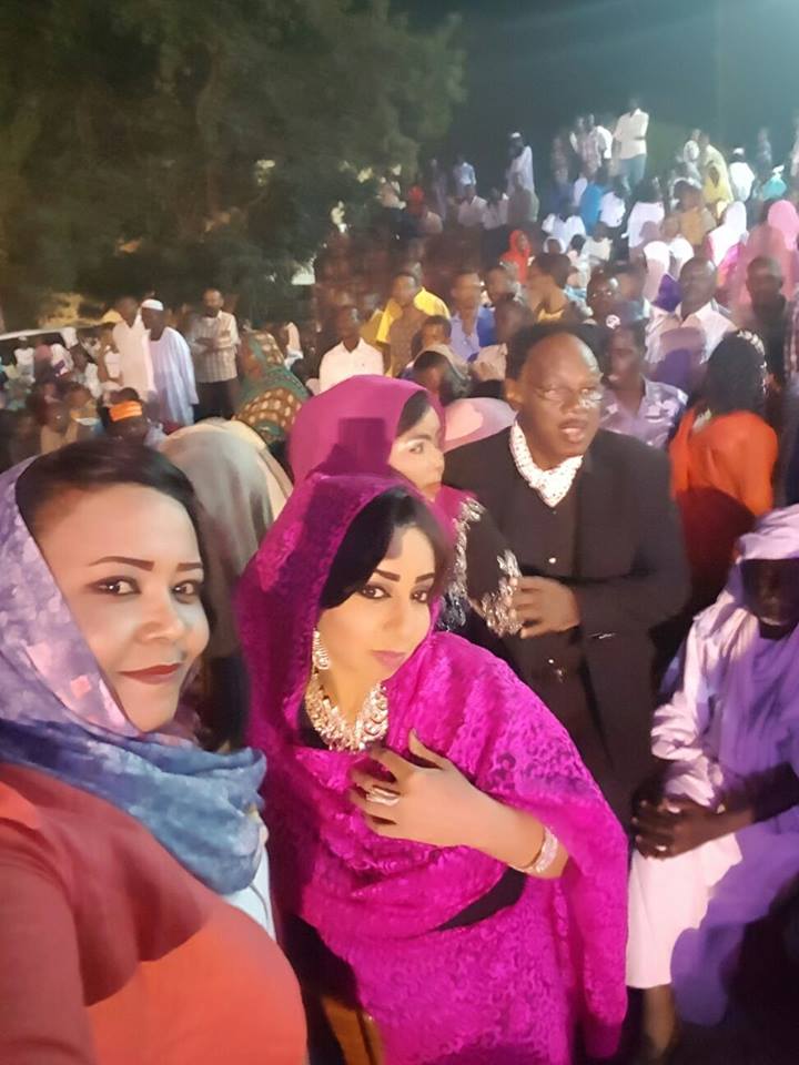 بالصور.. وعقب زيارتها لعروس الرمال.. المطربة نسرين هندي تشكر الوالي أحمد هارون وتقول: الأبيض عالم جميل 3 المطربة نسرين هندي تشكر الوالي أحمد هارون وتقول: الأبيض عالم جميل