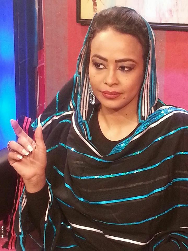 دكتورة الإعلام السوداني سلمي فيصل تفوز بلقب المذيعة الأكثر جاذبية للعام2015 