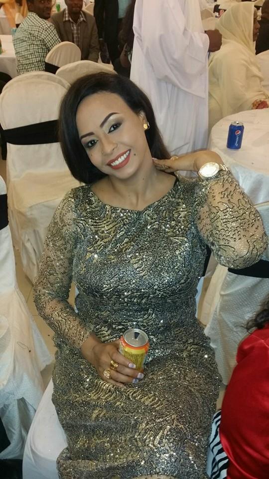 دكتورة الإعلام السوداني سلمي فيصل تفوز بلقب المذيعة الأكثر جاذبية للعام2015 