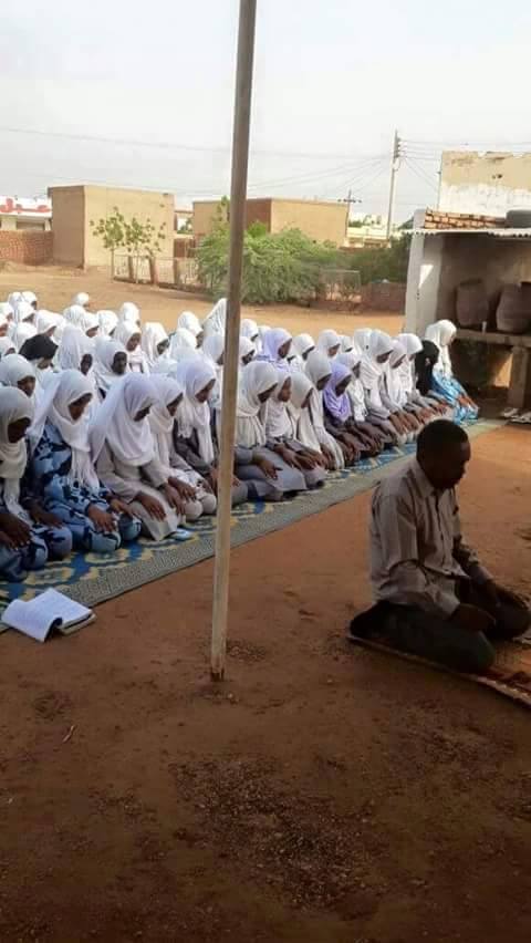 أستاذ ثانوي سوداني يؤم الصلاة بتلميذاته 