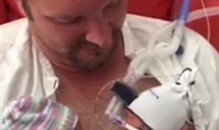 بالفيديو.. توأم يمسكان بأيدي بعضهما بعد ولادة مبكرة 10 twins shaking hands