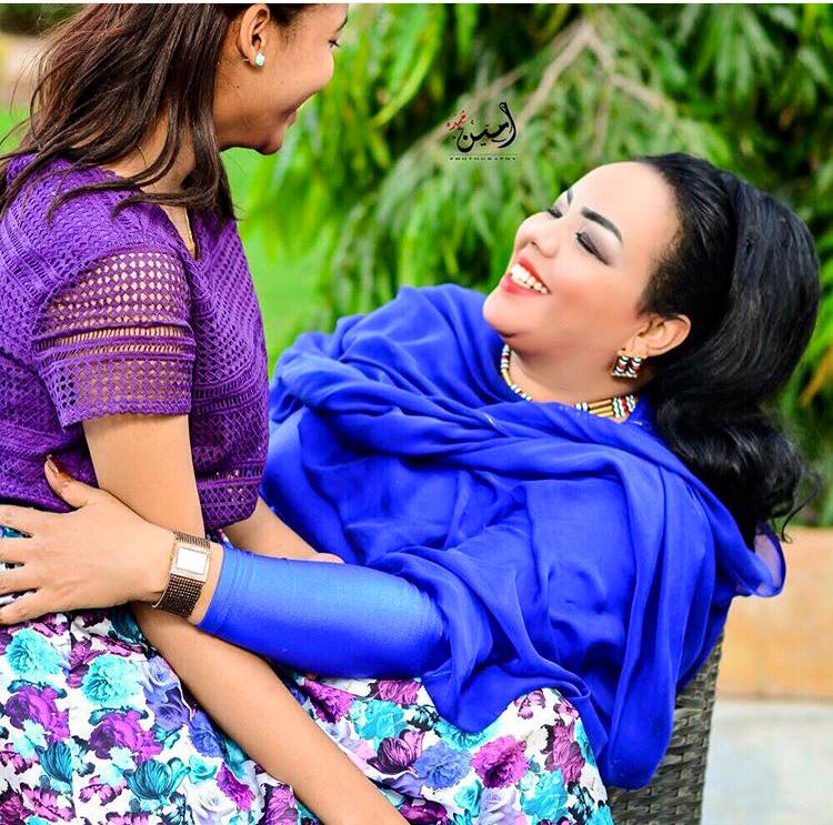 المطربة ندي القلعة تحمل ابنتها الشابة "ود".. وتبادلها الضحكات بعطف وحنان