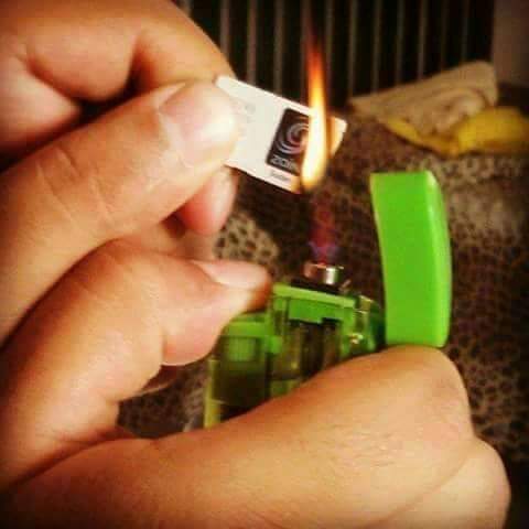 صورة حرق شريحة زين تتصدر فيسبوك وناشط.. ألقيت بشريحة زين في مجاري الصرف الصحي.. وشركة زين "السودان" ترد على الهجوم 1 زين