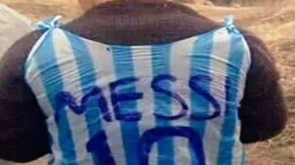 بالصورة .. بعد قميص ميسي .. طفل مصري يرتدي كيسا حباً بمحمد صلاح 1 طفل ميسي