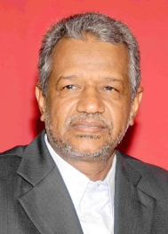 البشير يمنح وسام الانجاز لجامعة افريقيا ونجمة الانجاز لمديرها العام 1 كمال عبيد