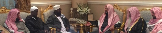 ابوبكر اداب: السعودية بلد بركة وخير، وبعض من يتنقصها ويلمزها بالوهابية لو جاءه عقد عمل "راعي" لأسرع إليها 10 اداب