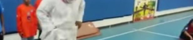 بالفيديو.. مسن يبكي متأثراً برؤية حفيده المصاب العائد من الحد الجنوبي 10 رجل مسن