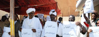 خبير حقوق الإنسان يقف على ملابسات إيقاف صحيفة (التيار) 10 1455631489