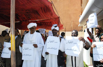 خبير حقوق الإنسان يقف على ملابسات إيقاف صحيفة (التيار) 1 1455631489