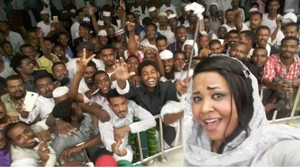 رغم التحذيرات المتكررة “مكارم بشير” تعاند (الحواتة) 1 MAK222