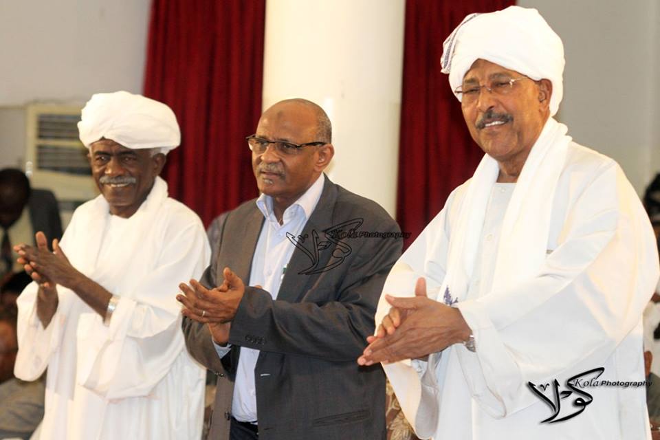 حاكم الخرطوم "يرقص" علي أنغام "الطمبور" بمزاج عالي