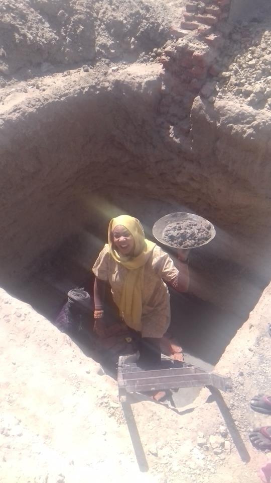 ما هي قصة الفتاة السودانية التي تعمل في بناء آبار السايفون؟ وماذا قالت عن هذا العمل الشاق؟