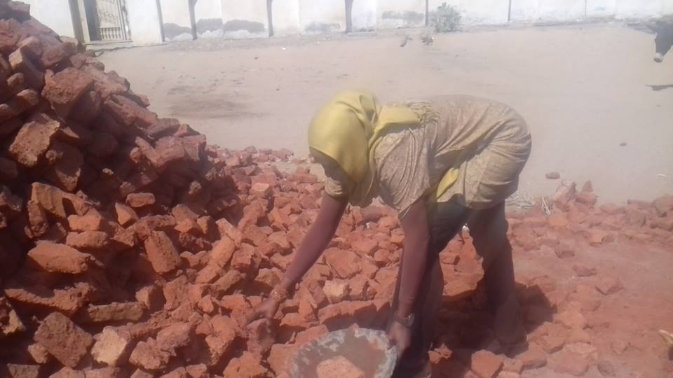 ما هي قصة الفتاة السودانية التي تعمل في بناء آبار السايفون؟ وماذا قالت عن هذا العمل الشاق؟