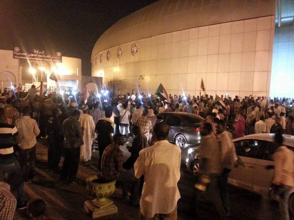 بالصور.. حشود جماهيرية كبيرة في استقبال أطفال السودان "فخر البلد" العائدين بكأس (ج) والجماهير تحملهم علي الأعناق 4 حشود جماهيرية كبيرة تستقبل "فخر البلد" العائدين بكاس (ج) وتحملهم علي الأعناق