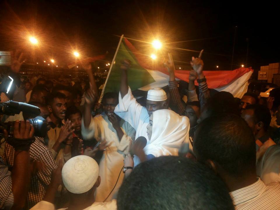 بالصور.. حشود جماهيرية كبيرة في استقبال أطفال السودان "فخر البلد" العائدين بكأس (ج) والجماهير تحملهم علي الأعناق 5 حشود جماهيرية كبيرة تستقبل "فخر البلد" العائدين بكاس (ج) وتحملهم علي الأعناق