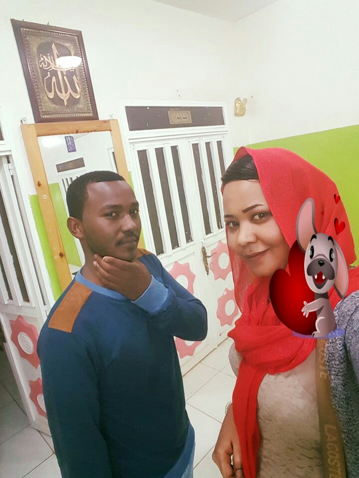 شاهد بالصورة.. الفنانة مكارم بشير تصل ود مدني تحت أنظار شقيقها الأصغر 1 makareem