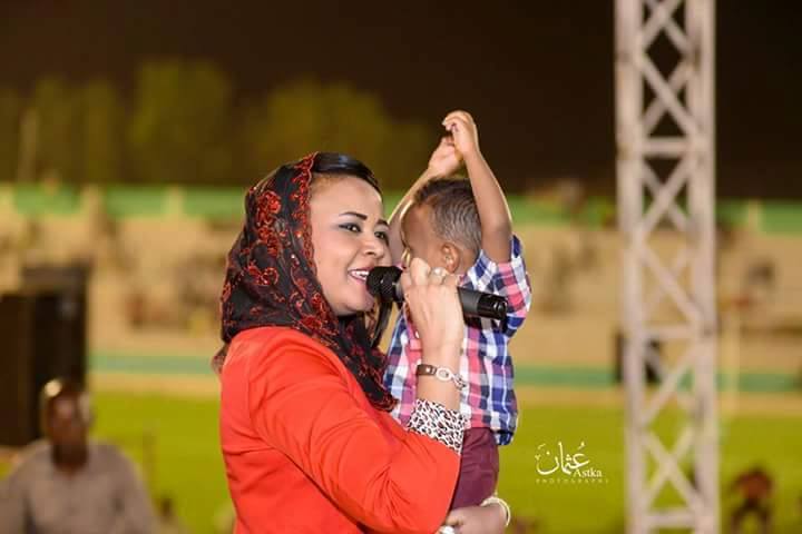 شاهد بالصور.. الفنانة مكارم بشير تحتضن براعم ود مدني.. وتقول: أطفال الجزيرة سمة أمل 3 الفنانة مكارم بشير تحتضن أطفال الجزيرة