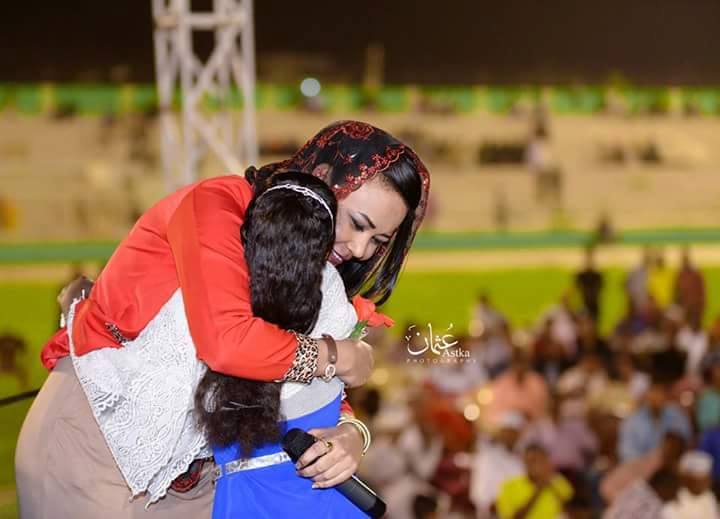 شاهد بالصور.. الفنانة مكارم بشير تحتضن براعم ود مدني.. وتقول: أطفال الجزيرة سمة أمل 4 الفنانة مكارم بشير تحتضن أطفال الجزيرة