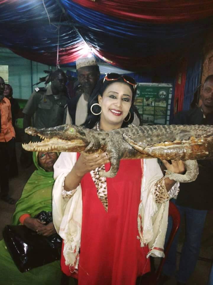 الممثلة السودانية مشاعر سيف الدين تمسك بتمساح دار جعل
