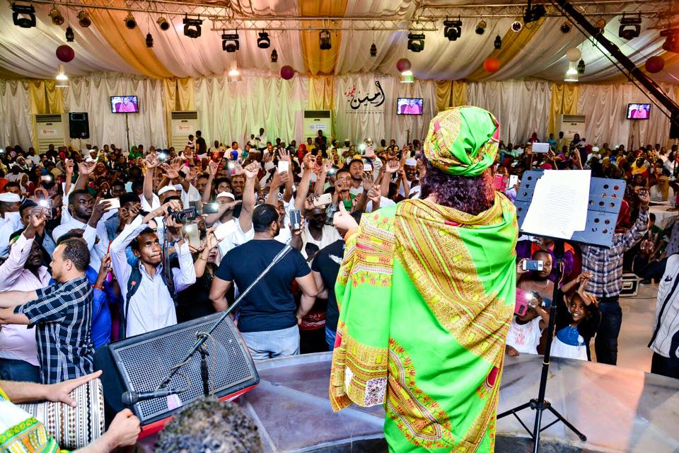 بالصور.. وفي ليلة عيد الحب.. الفنانة ندي القلعة تعانق جمهورها بعد غيبة بملابس أفريقية تثير الفضول 2 ندي القلعة تعانق جمهورها بعد غيبة بملابس أفريقية تثير الفضول