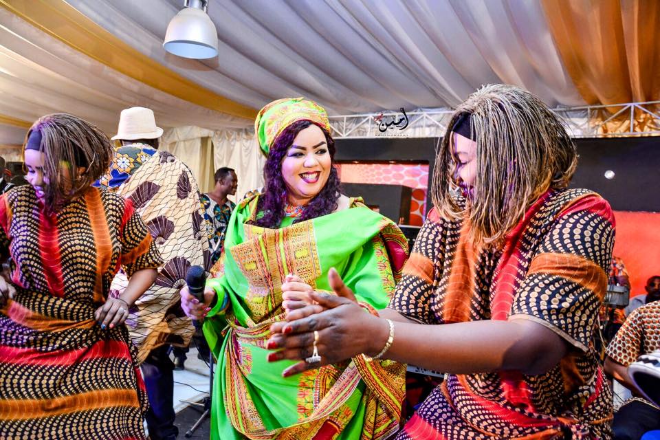 بالصور.. وفي ليلة عيد الحب.. الفنانة ندي القلعة تعانق جمهورها بعد غيبة بملابس أفريقية تثير الفضول 3 ندي القلعة تعانق جمهورها بعد غيبة بملابس أفريقية تثير الفضول