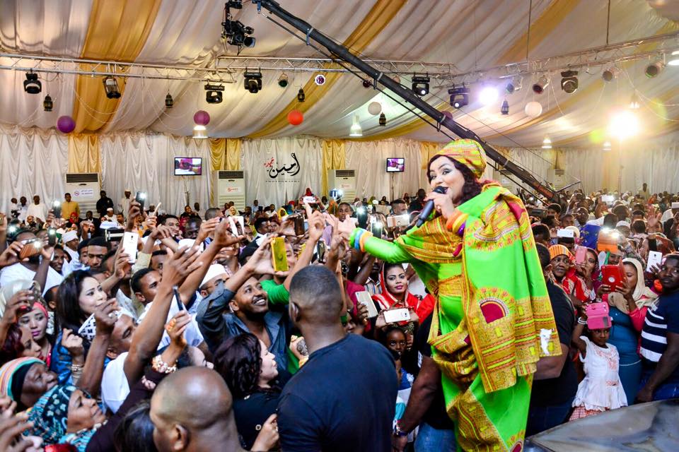 بالصور.. وفي ليلة عيد الحب.. الفنانة ندي القلعة تعانق جمهورها بعد غيبة بملابس أفريقية تثير الفضول 4 ندي القلعة تعانق جمهورها بعد غيبة بملابس أفريقية تثير الفضول