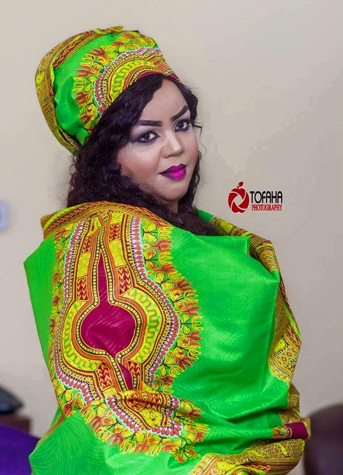 بالصور.. وفي ليلة عيد الحب.. الفنانة ندي القلعة تعانق جمهورها بعد غيبة بملابس أفريقية تثير الفضول 5 nada hafla5