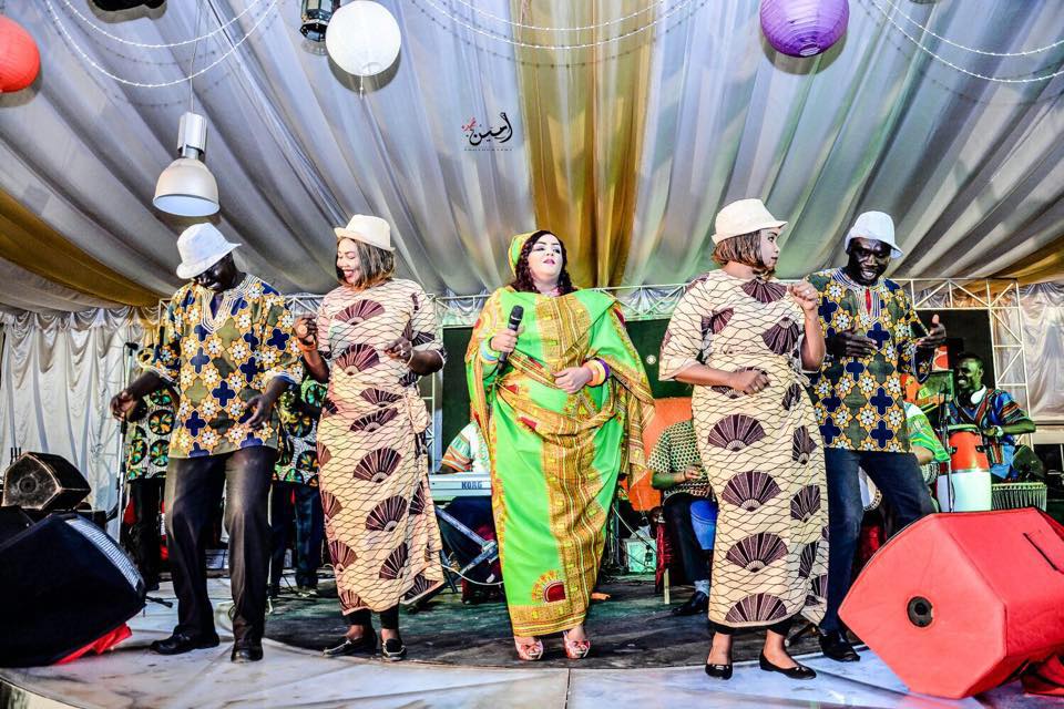 بالصور.. وفي ليلة عيد الحب.. الفنانة ندي القلعة تعانق جمهورها بعد غيبة بملابس أفريقية تثير الفضول 6 ندي القلعة تعانق جمهورها بعد غيبة بملابس أفريقية تثير الفضول