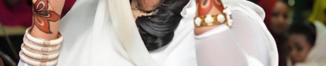 بالصورة.. ما هي حقيقة الرجل "المسن" الذي ظل يلاحق الفنانة ندى القلعة ويصر علي وضع صورتها بقميصه؟ وكيف جاء رد فعل المطربة الجماهيرية؟ 11 nada nogta2