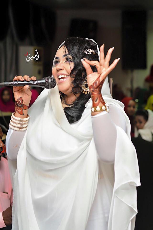 بالصورة.. ما هي حقيقة الرجل "المسن" الذي ظل يلاحق الفنانة ندى القلعة ويصر علي وضع صورتها بقميصه؟ وكيف جاء رد فعل المطربة الجماهيرية؟ 1 nada nogta2