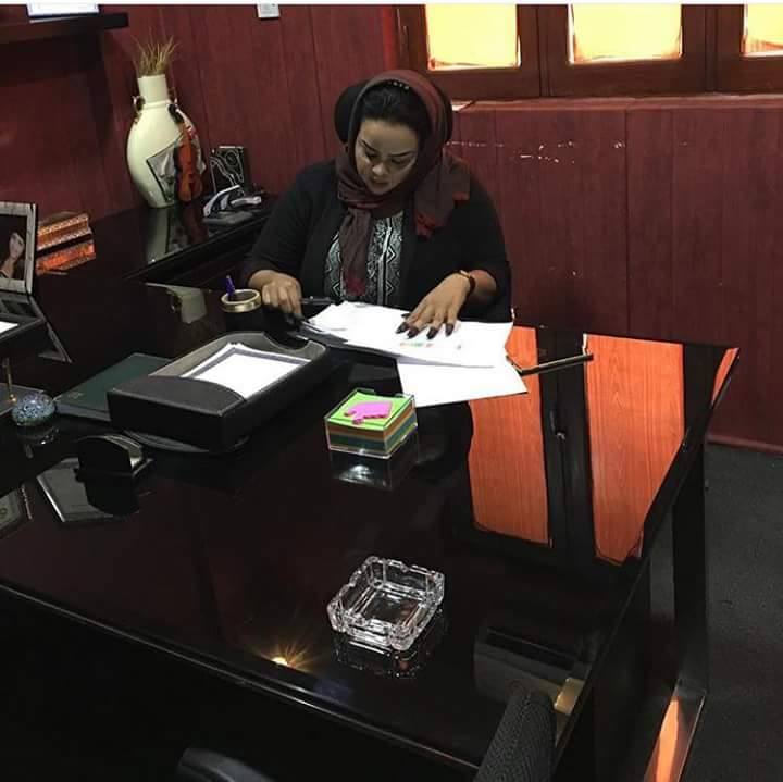 العدسات ترصد ندى القلعة داخل مكتبها وتباشر مهامها كسيدة أعمال "ناجحة"