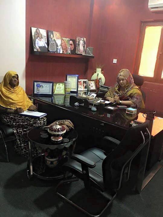 العدسات ترصد ندى القلعة داخل مكتبها وتباشر مهامها كسيدة أعمال "ناجحة"