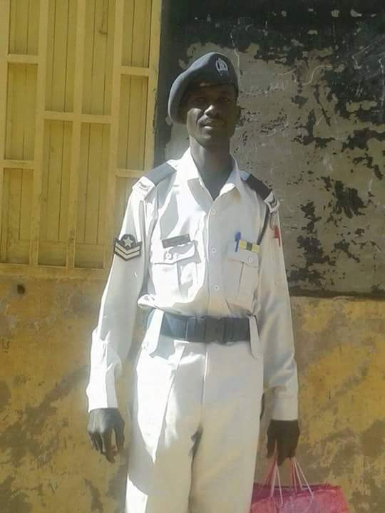 شرطي بالمرور السوداني يضرب أروع الأمثال ويعمل ساعات إضافية دون أجر لمساعدة طلاب المدارس علي عبور الشارع