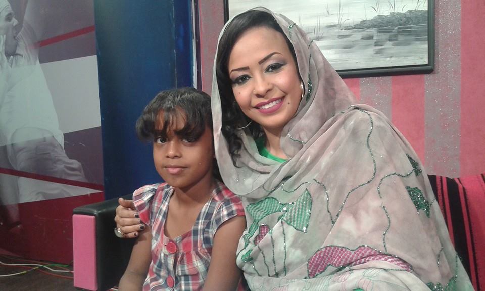 الإعلامية د. سلمي فيصل تجذب أنظار متابعيها بصورتها مع طفلتها "حلا"