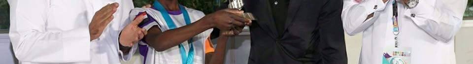 شاهد بالصور.. أسطورة برشلونة واسبانيا يشاهد المباراة من الملعب ويسلم صغار السودان جوائز بطولة (ج) 12 xavi2