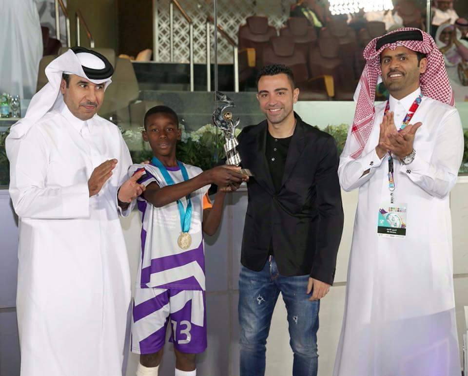 شاهد بالصور.. أسطورة برشلونة واسبانيا يشاهد المباراة من الملعب ويسلم صغار السودان جوائز بطولة (ج) 1
