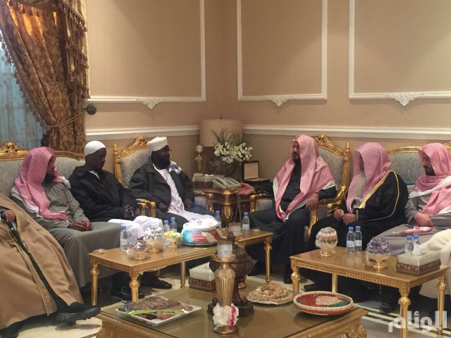 ابوبكر اداب: السعودية بلد بركة وخير، وبعض من يتنقصها ويلمزها بالوهابية لو جاءه عقد عمل "راعي" لأسرع إليها 1 اداب