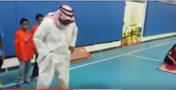 بالفيديو.. مسن يبكي متأثراً برؤية حفيده المصاب العائد من الحد الجنوبي 1 رجل مسن