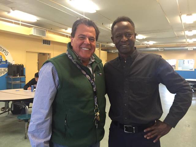 الاعلامي السوداني "لقمان".. تعرف على قصة صورة تجمعه مع فتاتين أميركتين وبقرتين 2 لقمان1