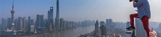 شاهد بالفيديو.. لقطات مروعة لمتهور يتسلق عمودا شاهقا فوق ناطحة سحاب 10 سيلفي 3