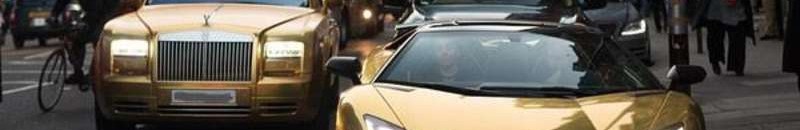 شاهدبالصور.. ملياردير خليجي يخطف الأضواء في لندن بسياراته المغطاة بالذهب 15 عربة ذهب 7