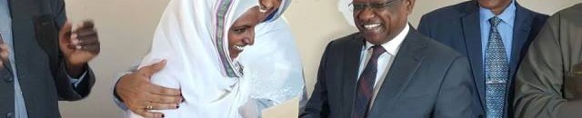 بحضور مدير المخابرات السودانية.. تكريم المعلمة "منجدة" مكتشفة غش اجانب في امتحانات الشهادة السودانية 14 منجدة1