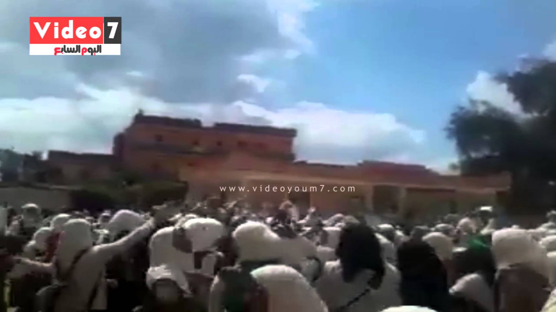 شاهد بالفيديو.. مئات من الطالبات السودانيات يرقصن ويصرخن على أنغام الأغنية الهابطة (حاجة غريبة في الدنيا راجل يطبل لراجل) ومتابعون يسخرون: (البورة بتعمل أكتر من كدة) 1 12761074